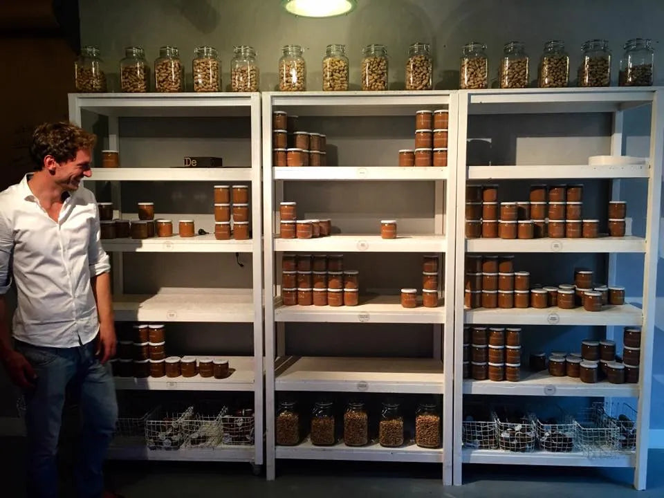 Michiel tussen schappen met pindakaaspotjes
