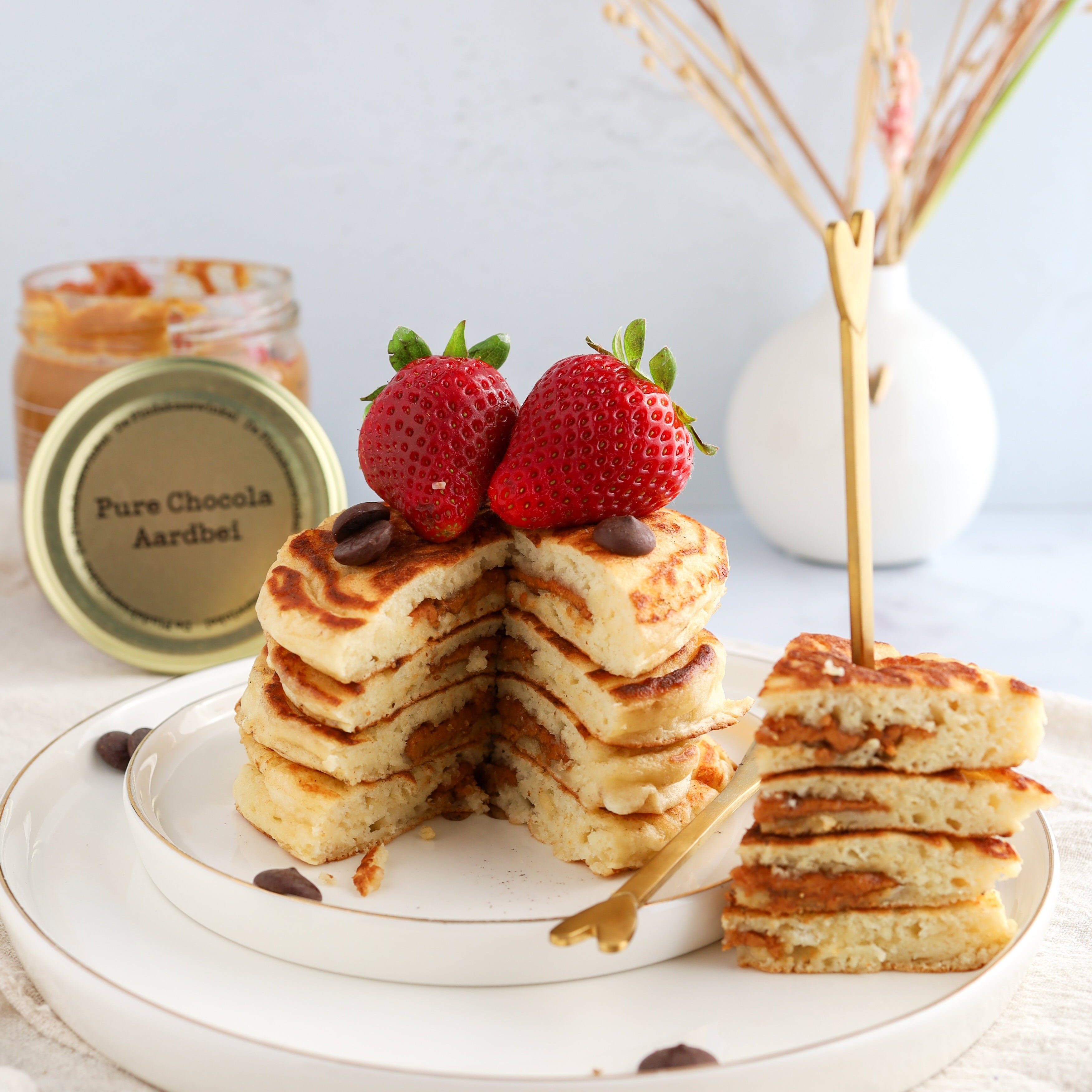 met pindakaas gevulde pancakes