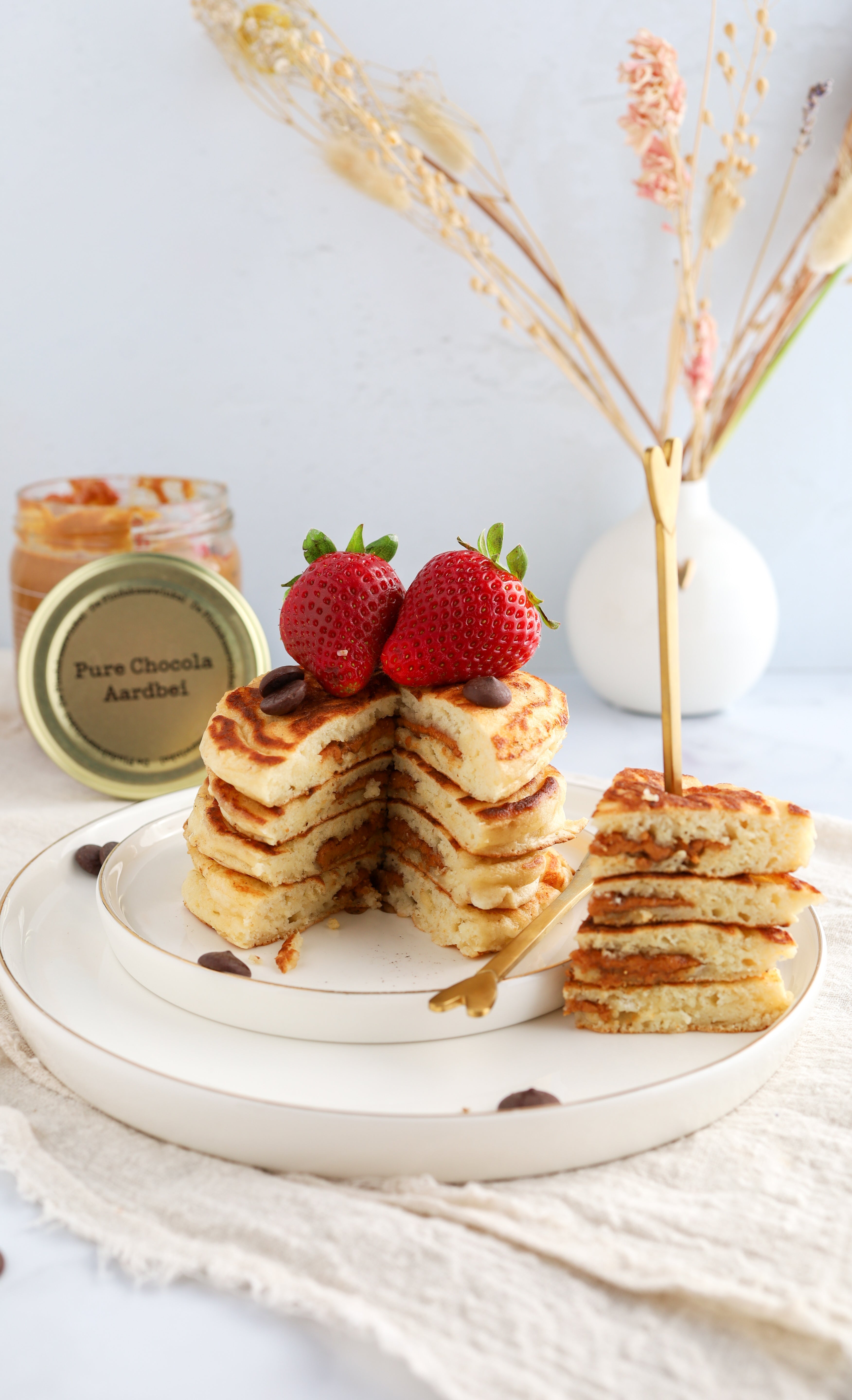 met pindakaas gevulde pancakes