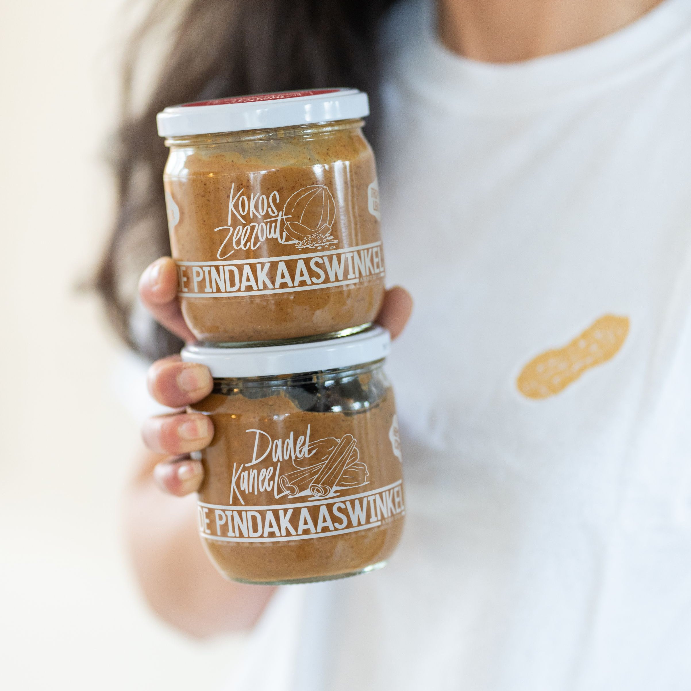 kokos en dadel pindakaas in hand