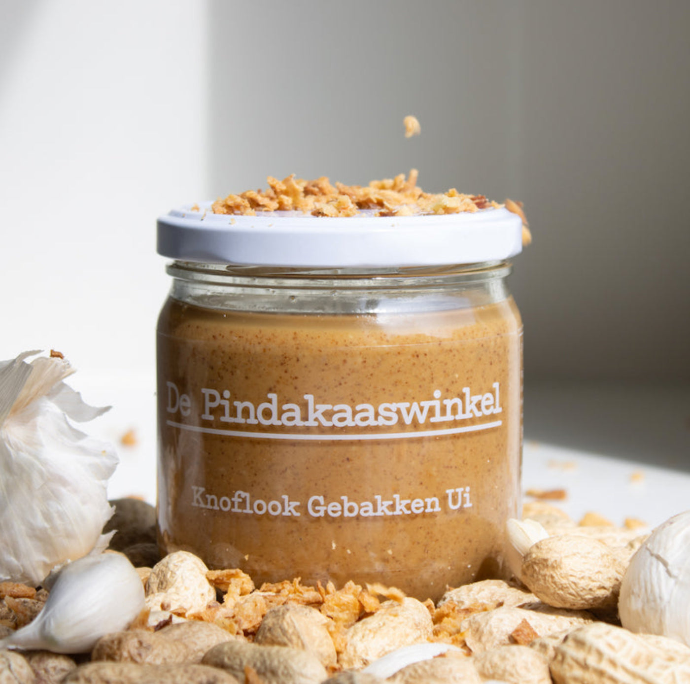 pindakaas pot knoflook ui